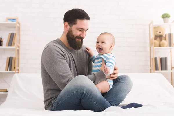Gelukkig vader spelen met kleine babyjongen thuis — Stockfoto