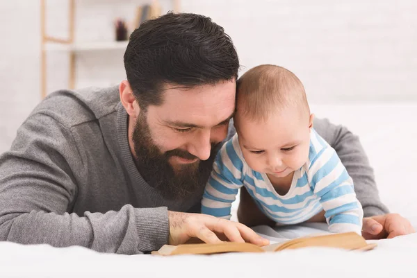 Babası küçük bebek oğlu için kitap okumak