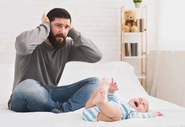 生まれたばかりの赤ちゃんの息子を叫んでから人間の苦しみ — ストック写真