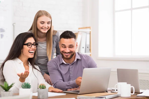 Nöjd business-team som arbetar tillsammans med laptop — Stockfoto