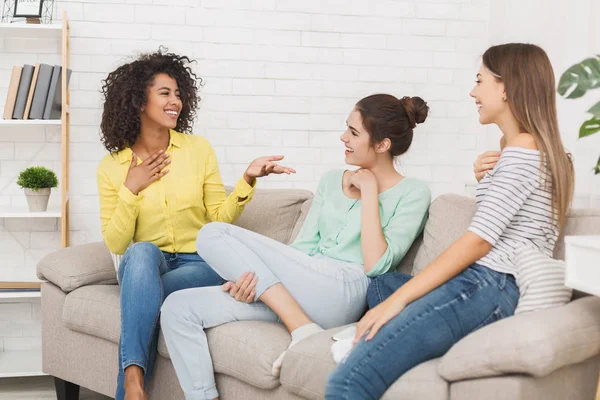 Glückliche Freunde plaudern zu Hause, unterhalten sich freundlich — Stockfoto