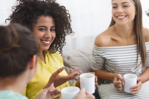 Gelukkig vriendinnen praten en drinken koffie thuis — Stockfoto