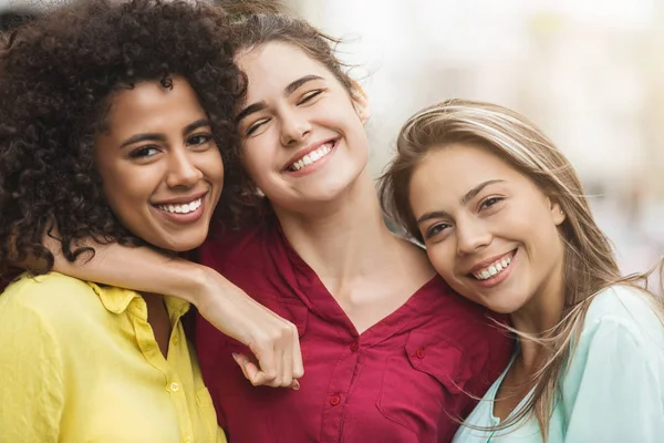 Best friends hugging and laughing on the street — Stock Photo, Image