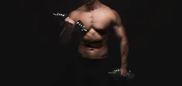Fuerte atlético hombre con dumbbell muestra desnudo muscular cuerpo — Foto de Stock