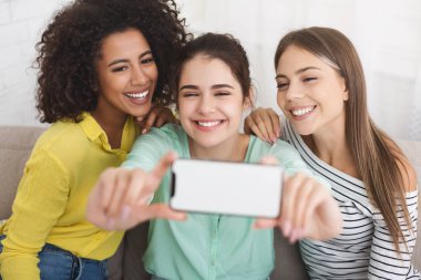 Arkadaşlarım fotoğrafları Smartphone'da evde yapma