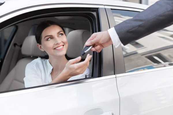 Mulher na concessionária de carros, comprando automóveis novos — Fotografia de Stock