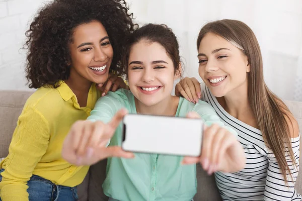 Melhores amigos fazendo fotos no smartphone em casa — Fotografia de Stock