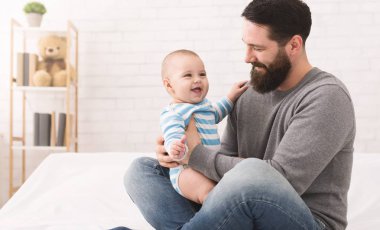 Baba bebek ile evde oynarken