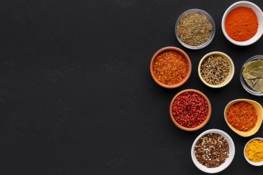 Kase siyah arka plan üzerine baharat çeşitleri