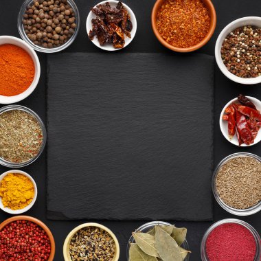 Çeşitli Hint baharat ve otlar ile metin için yer