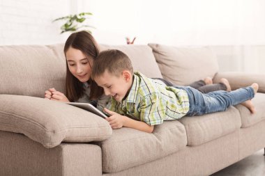 Mutlu Kardeşler çizgi film tablet birlikte izlerken