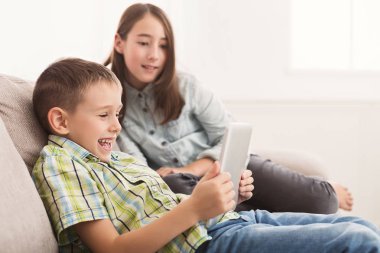 Küçük çocuk dijital tablet komik içerik paylaşımı