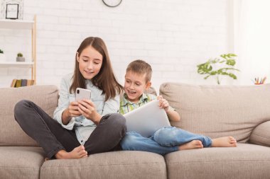 Kız ve erkek kardeş becerikli alet komik içerik paylaşımı