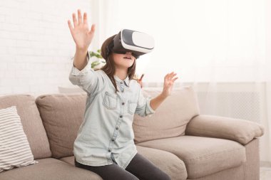 Kız evde video izlerken sanal gerçeklik kulaklık