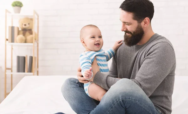 Vader spelen met schattige baby thuis — Stockfoto