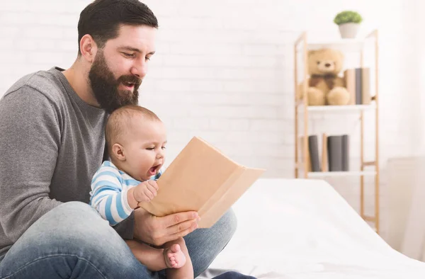 Pai lendo livro para pequeno filho bebê — Fotografia de Stock