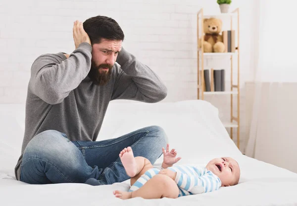 Homem sofrendo de grito bebê recém-nascido filho — Fotografia de Stock