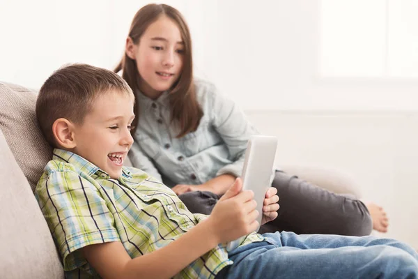 Kleiner Junge teilt lustige Inhalte auf digitalem Tablet — Stockfoto