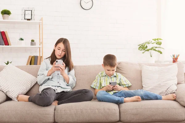 Sister and brother surfing the net or playing online games — Stock Photo, Image