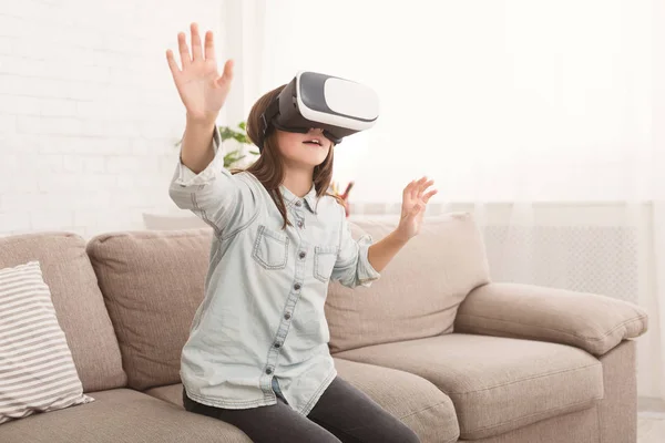 Chica en realidad virtual auriculares viendo vídeo en casa — Foto de Stock
