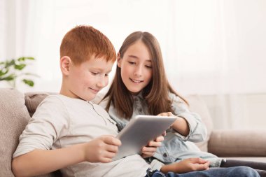 Mutlu kardeşler pc tablet ile birlikte oynama