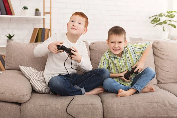Jongetjes spelen game console thuis — Stockfoto