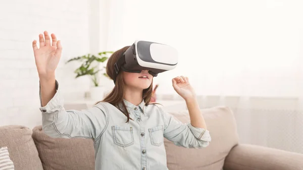 Chica con gafas de realidad virtual jugando juegos — Foto de Stock