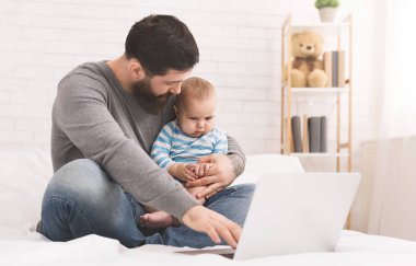 Ev ve izlerken çocuk çalışma iş adamı