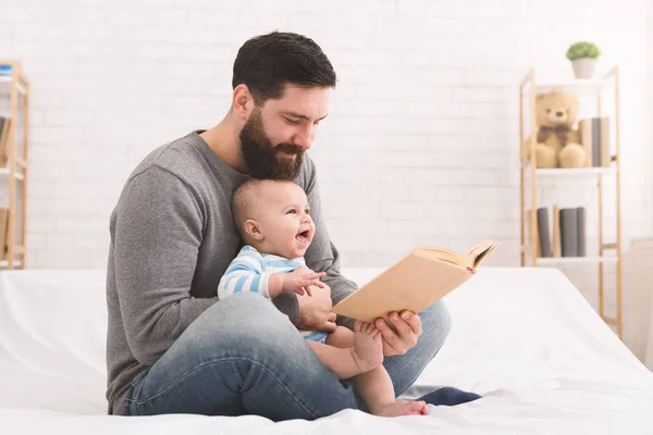 작은 아기 아들을 아버지 읽기 책 — 스톡 사진