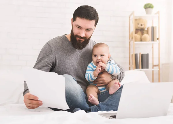 Business father with baby working in home office — Stock Photo, Image