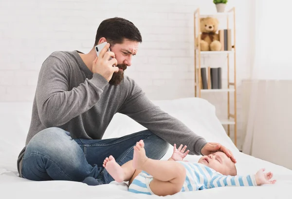 Sério jovem pai amoroso tocando sua testa do bebê — Fotografia de Stock