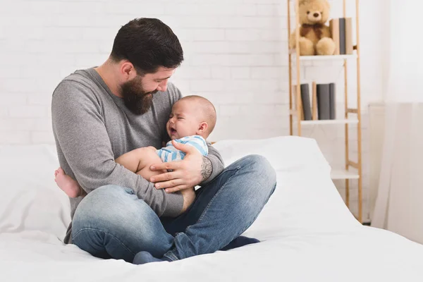 Bearded father trying to calm down newborn baby — Stock Photo, Image