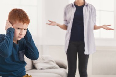 Anne azarı üzgün somurtarak çocuk evde