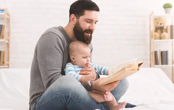 Pai lendo livro para pequeno filho bebê — Fotografia de Stock