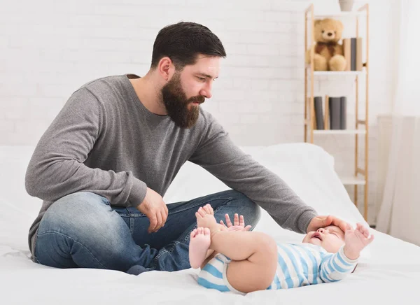 Father checking temperature of his crying baby — Stock Photo, Image