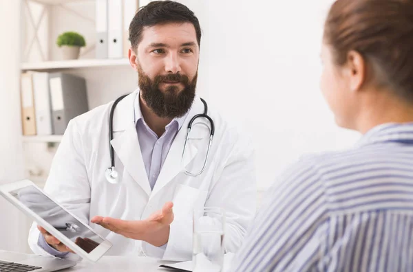 Arzt berät Patient mit digitalem Tablet — Stockfoto