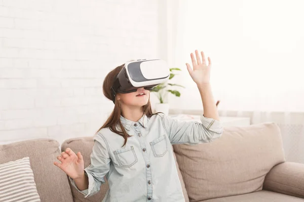 Feliz adolescente divirtiéndose con gafas de realidad virtual — Foto de Stock