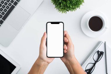 Beyaz ahşap arka plan üzerinde Smartphone kullanarak ele
