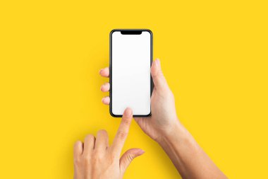Boş ekran ile cep telefonu tutan el mockup