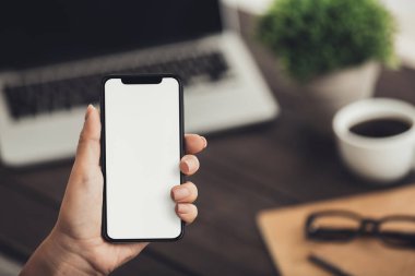 El ile büyük boş perde Smartphone tutarak