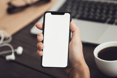 Çalışma alanı arka plan üzerinde yeni smartphone kullanarak ele