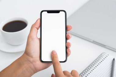 Online yemek siparişi için Smartphone kullanarak eller