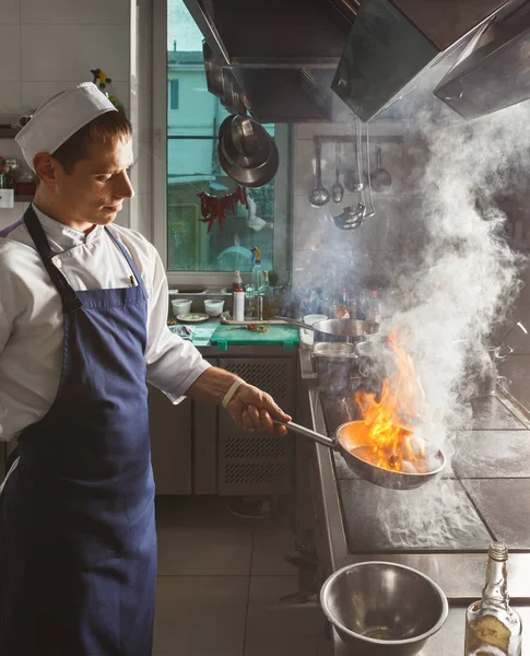 厨师烹调肉在餐馆或旅馆厨房 — 图库照片