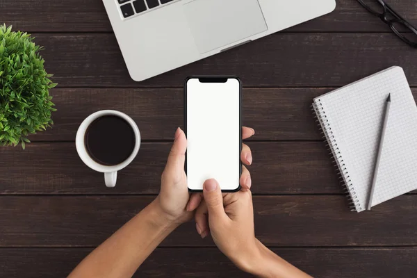 Mãos femininas usando smartphone para transação financeira pessoal — Fotografia de Stock