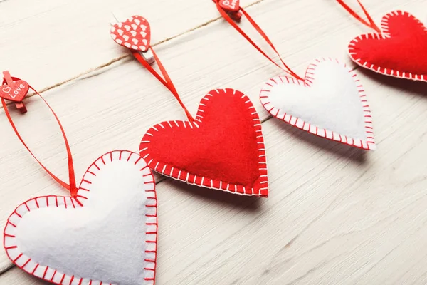 Valentine dag achtergrond, handgemaakt kussen hartjes op hout, kopie ruimte — Stockfoto