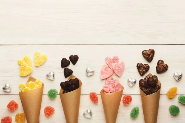 Szerelmesek nap háttér a különböző édességek, kézműves Fuvola zeneszerszámok — Stock Fotó