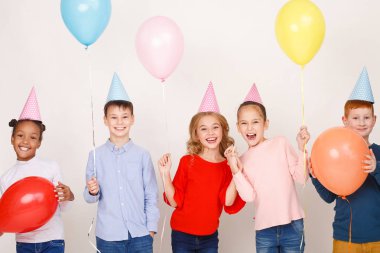 Çocuklar eğleniyor Doğum günü partisinde balonlar ile