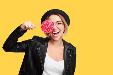 Gülümseyen kız candy lolipop tutan eğleniyor