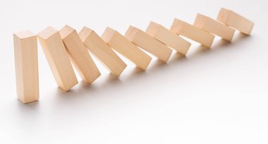 Bir ahşap blok durdurmak Domino taşları gibi düşen diğer olanlar