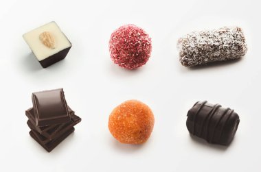 Beyaz arka plan üzerinde çeşitli çikolata şekerleme ayarla